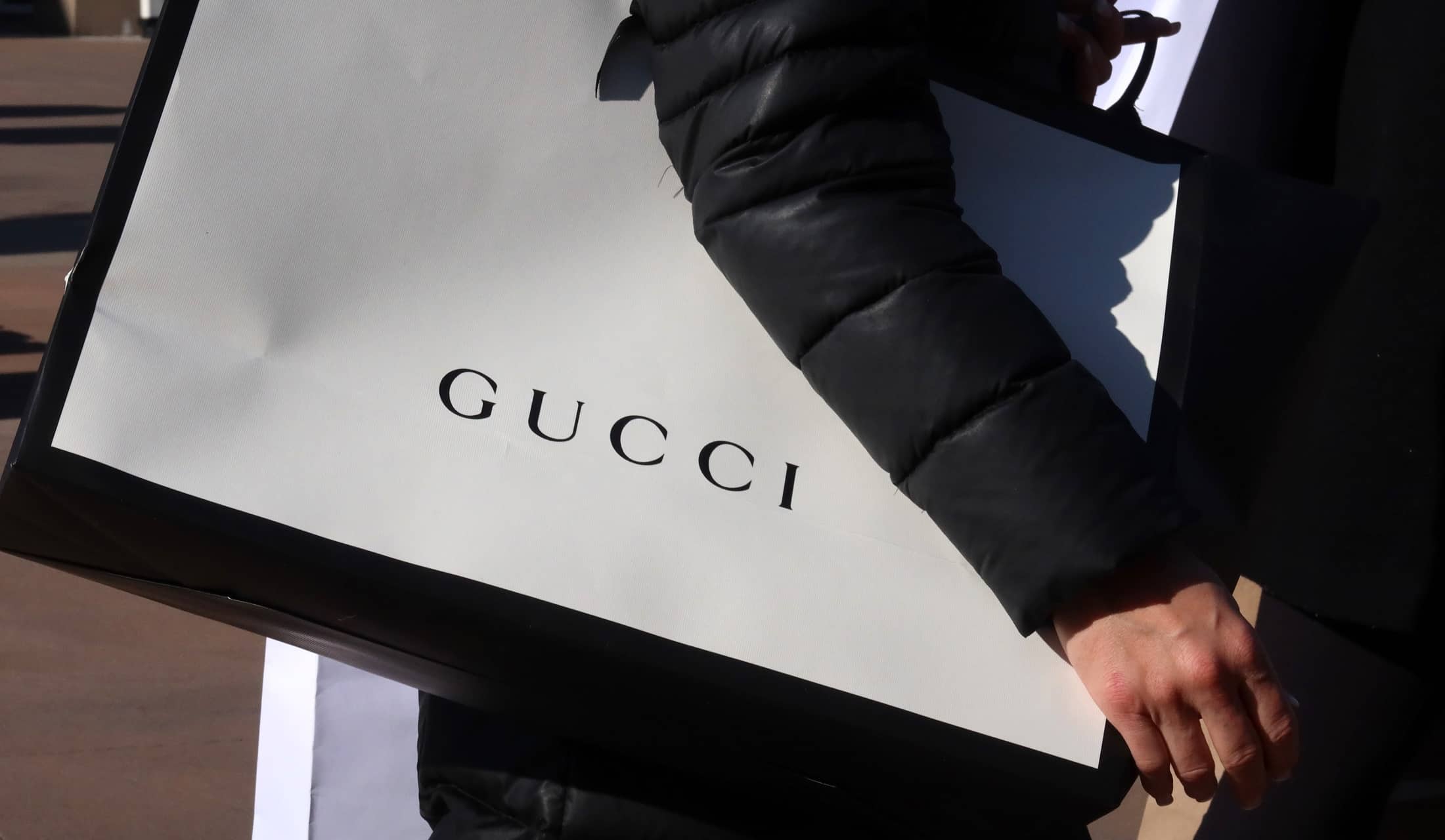 Gucci sprzedaje sneakersy za niecałe 50 złotych. Podczas zakupów czeka jednak na Ciebie mały haczyk…