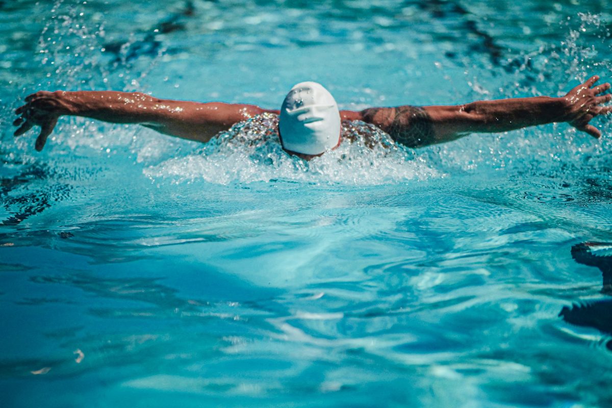 Pływanie – co zawdzięczamy regularnym treningom w basenie?