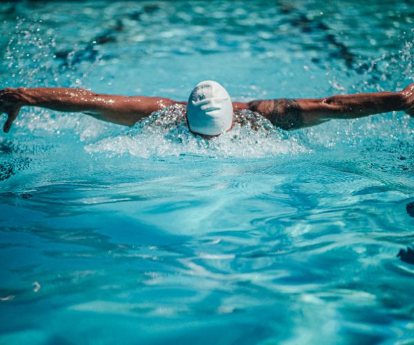 Pływanie – co zawdzięczamy regularnym treningom w basenie?