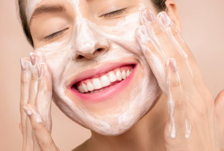 Jak prawidłowo oczyszczać twarz i dlaczego trzeba to robić każdego dnia?