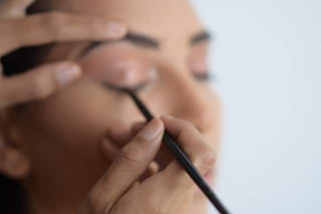 Jakie pigmenty do makijażu permanentnego warto mieć w swoim salonie? Wskazówki zakupowe