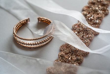 Jak dopasować złotą bransoletkę do różnych stylizacji – poradnik dla każdej kobiety